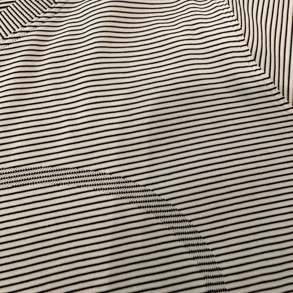 Lululemon swiftly, relaxed, short sleeve shirt size 12. - Picture 5 of 5